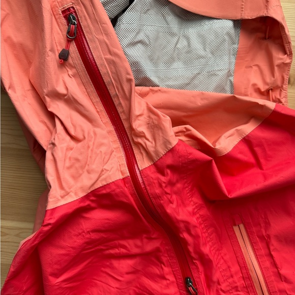 MEC Rain Jacket and Windbreaker - Picture 4 of 13